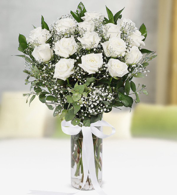 15 White Roses in Vase